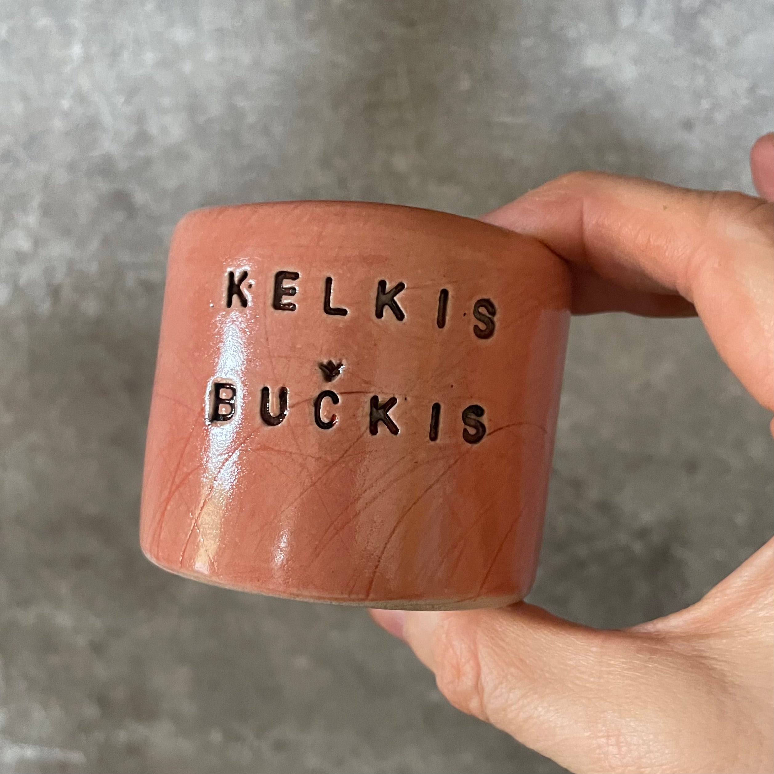 Porelė puodelių apie meilę