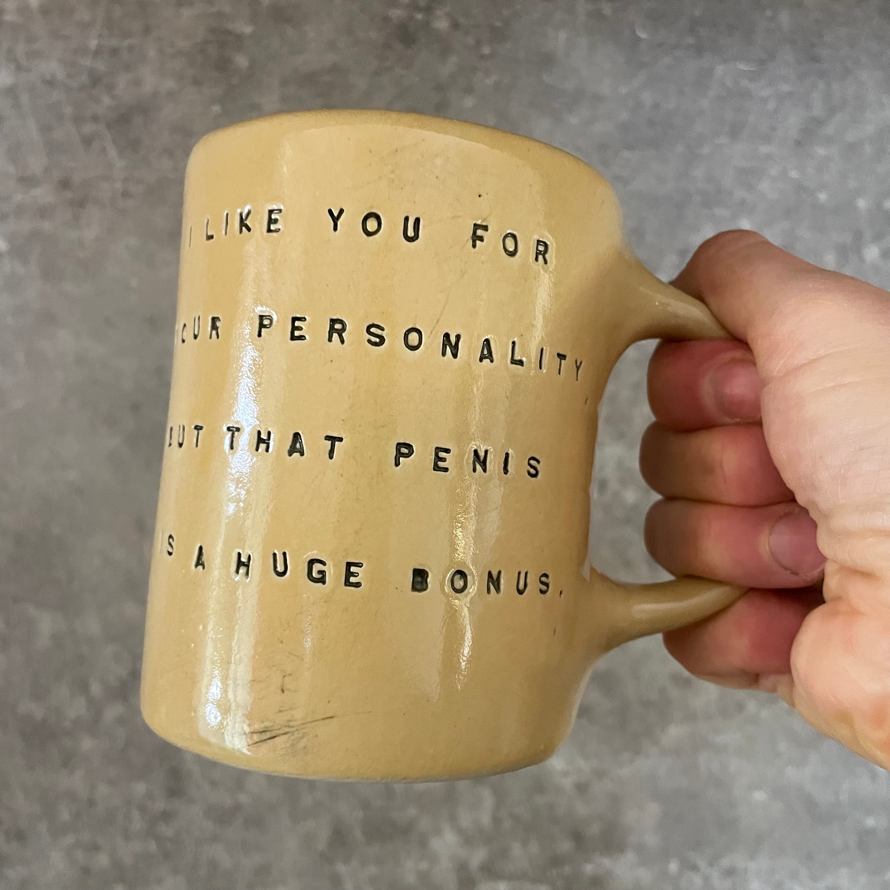 Gelsvas linksmas puodelis