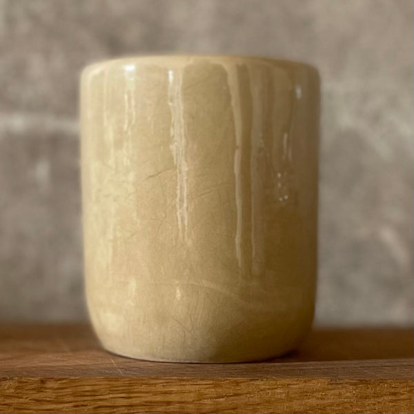 Rusvas didelis puodelis be rankenos su užrašu