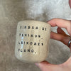 Mažiukai espresso puodeliai su tekstu apie darbą
