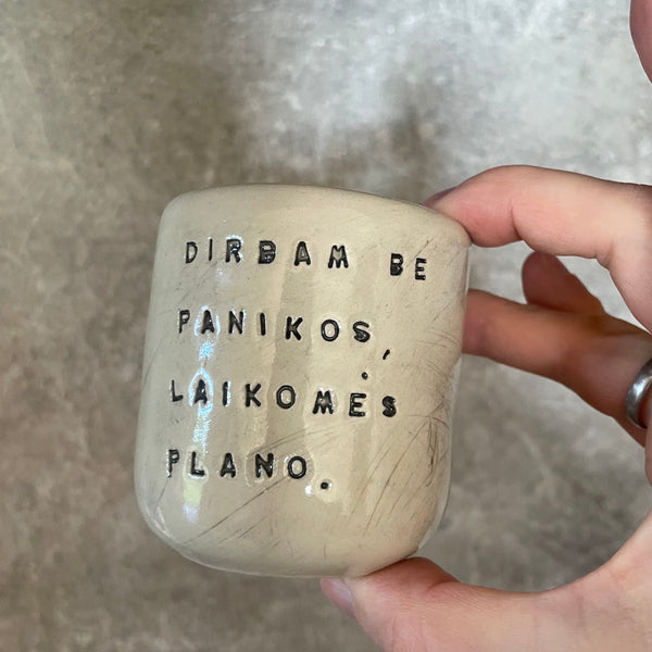 Mažiukai espresso puodeliai su tekstu apie darbą