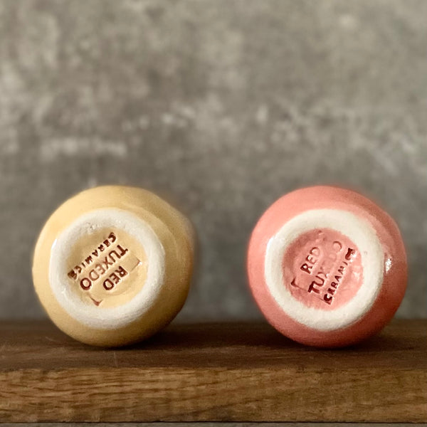 A pair of mugs with words in Lithuanian