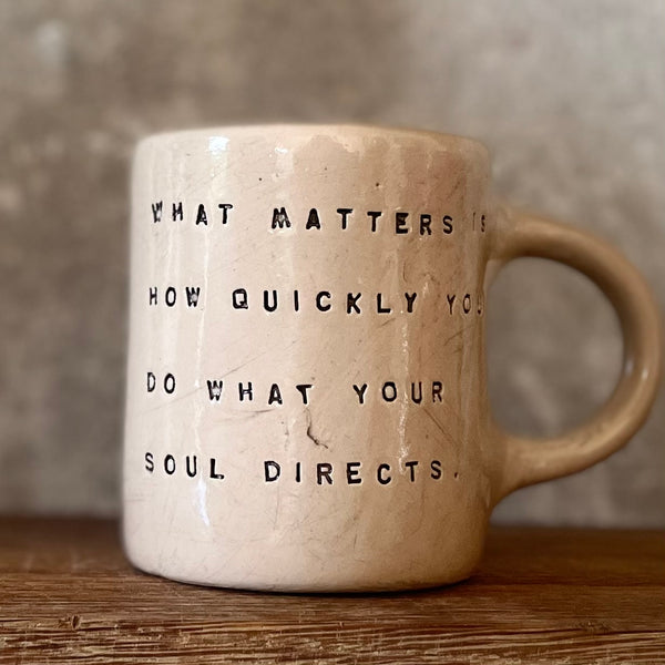 Puodelis su poeto Rumi citata