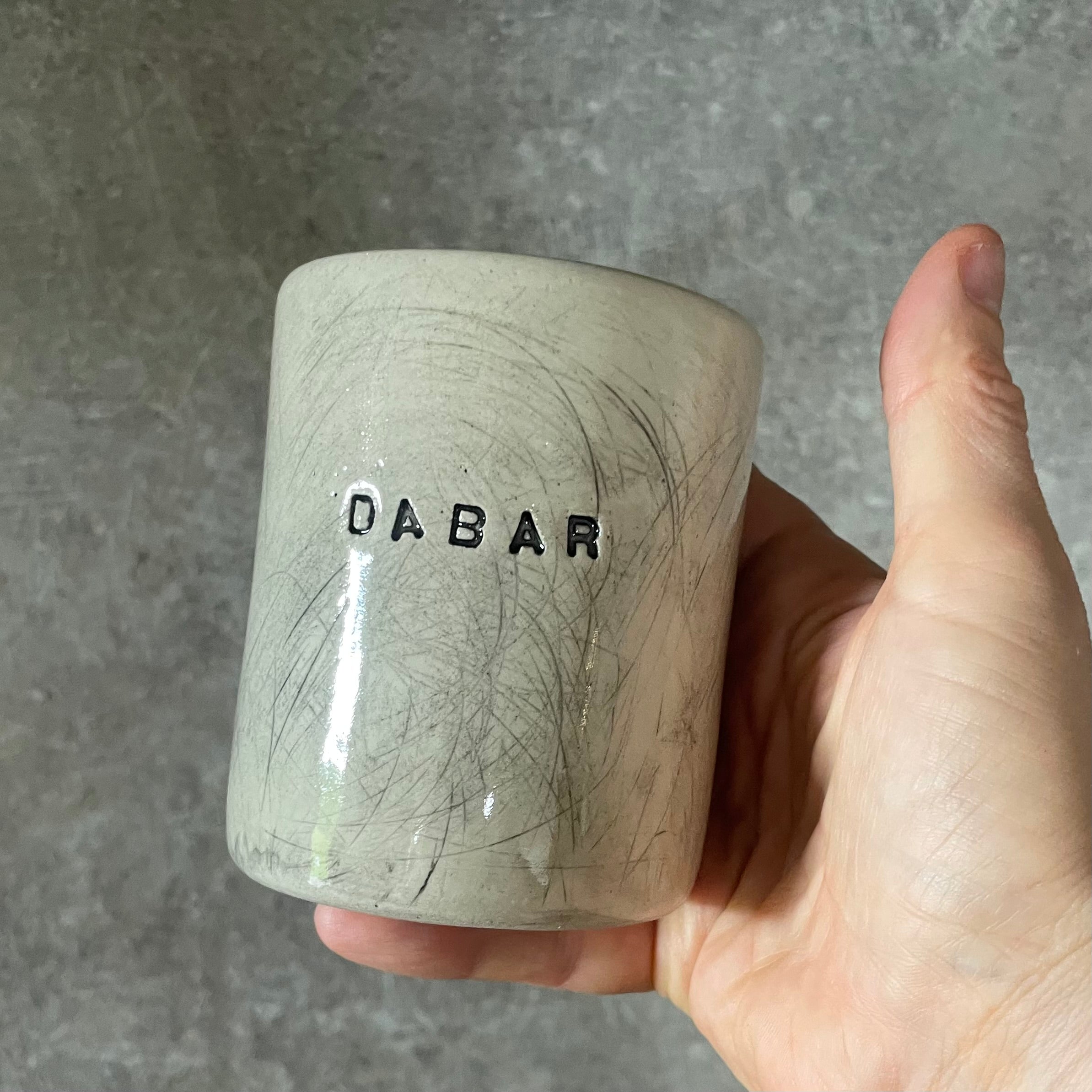 Off-white coffee mugs with words DABAR LĖČIAU