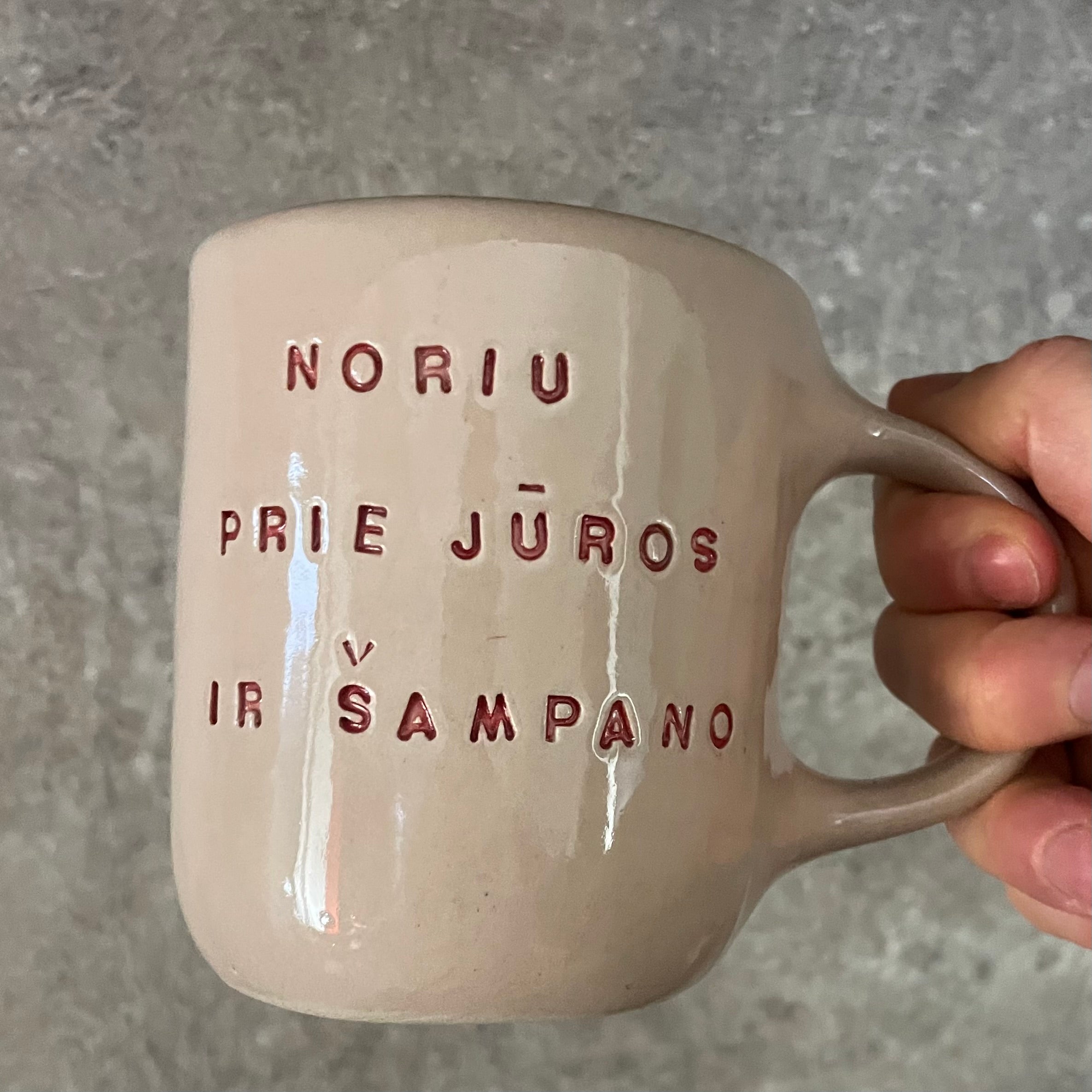 Pink big mug with saying in Lithuanian
