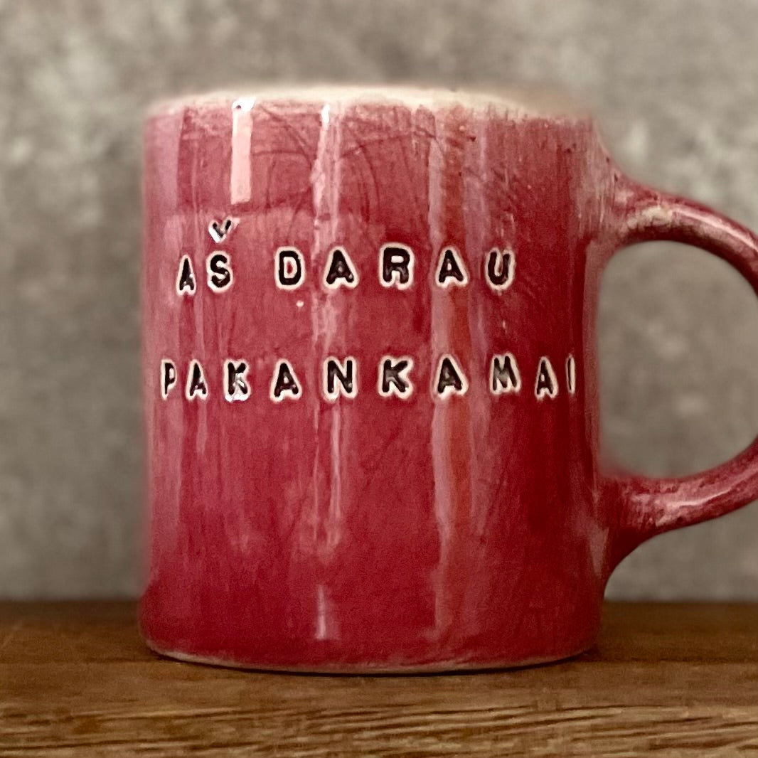 Rožinis puodelis AŠ DARAU PAKANKAMAI