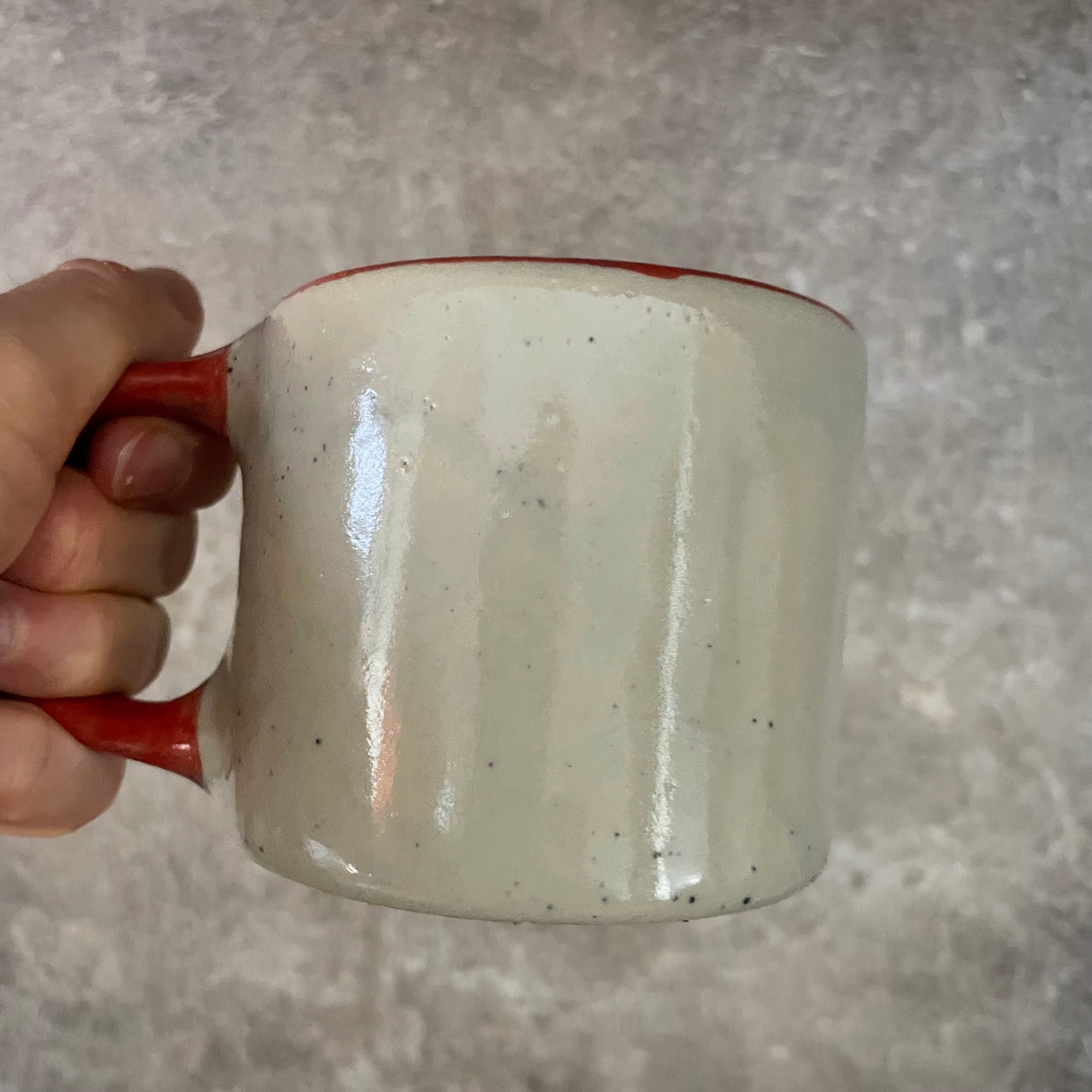 Puodelis su raudona rankena CUTE