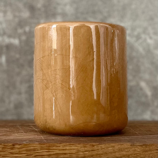 Karamelinis puodelis be rankenos apie darbą ir planavimą