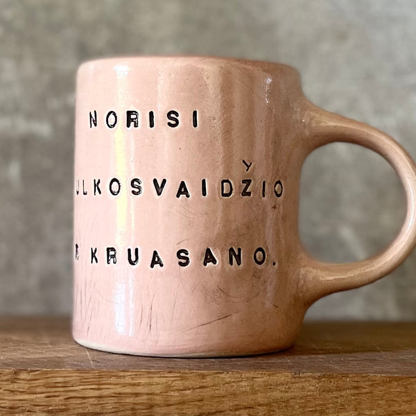 Šviesiai rausvas puodelis su linksmu užrašu