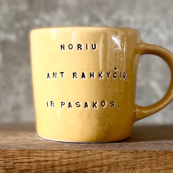 Geltonas puodelis su mielu užrašu