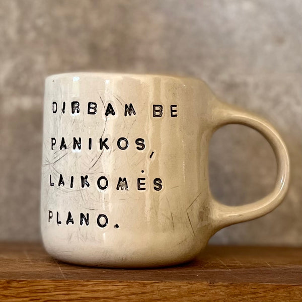 Baltas vidutinio dydžio puodelis apie darbą - toks pat