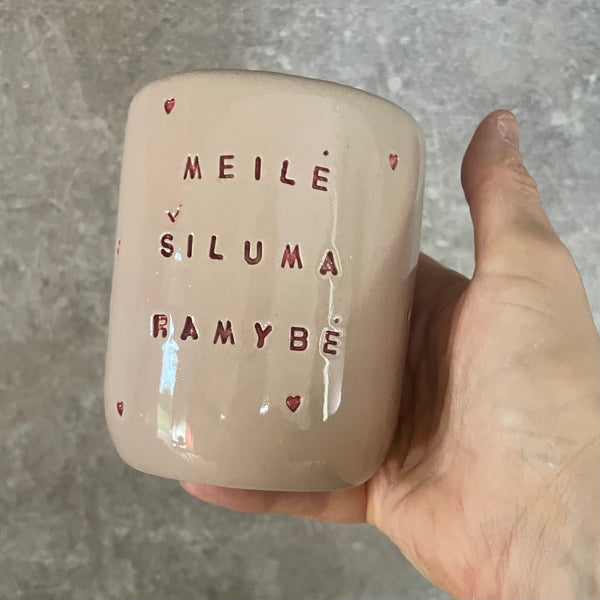 Large pink tumbler mug with text in Lithuanian