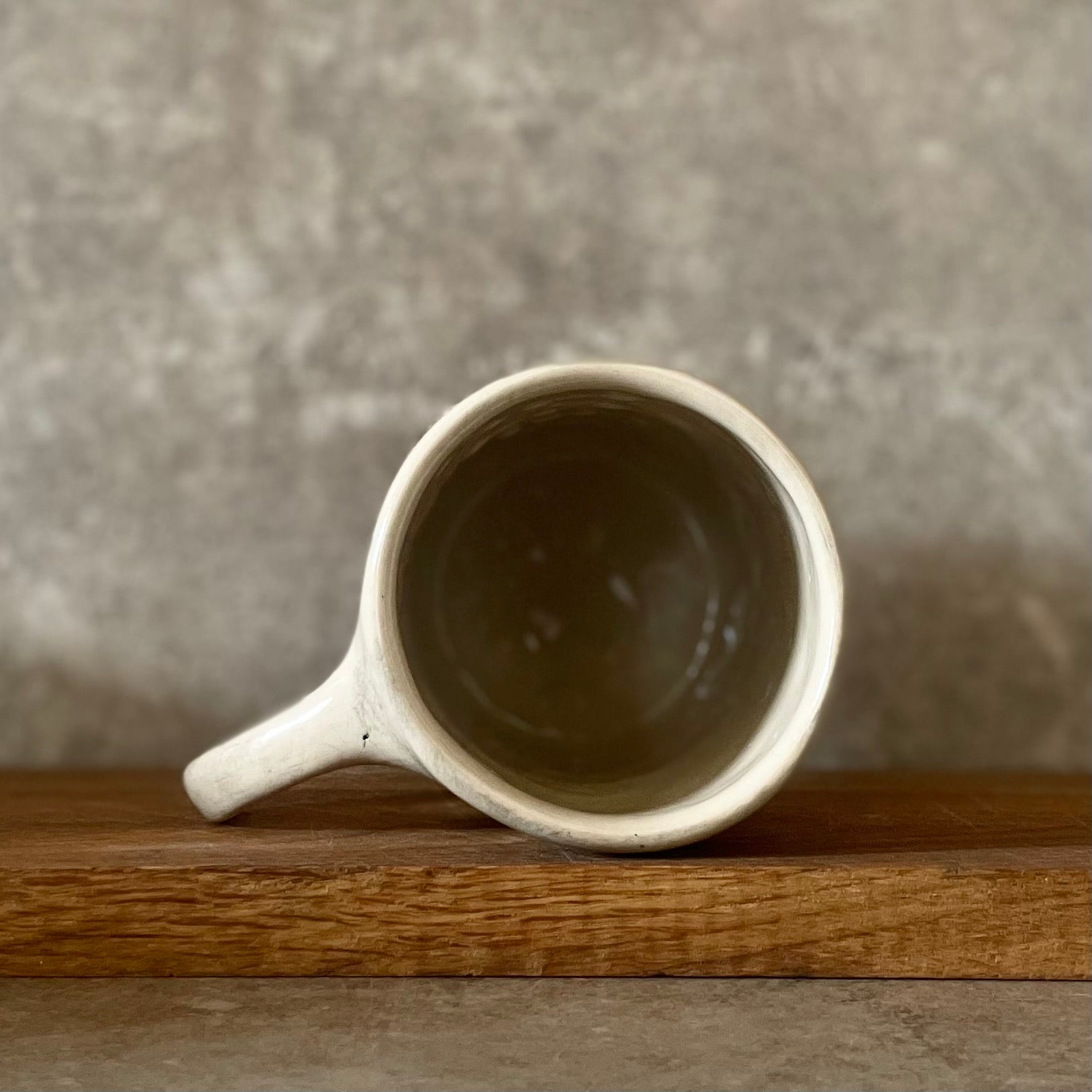 Baltas didesnis puodelis apie darbą - dar vienas