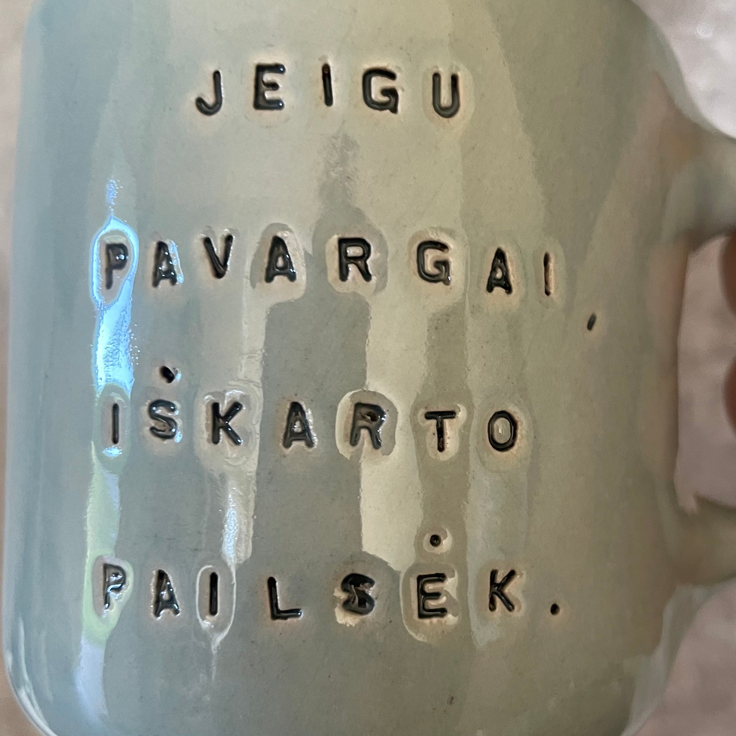 Melsvas puodelis su linksmu užrašu