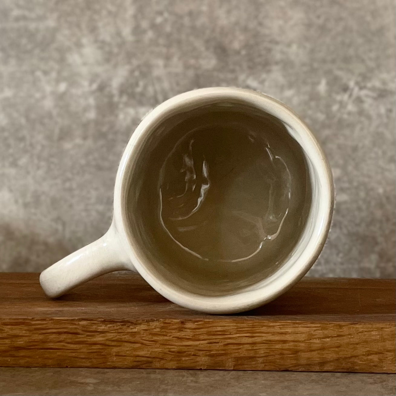 Baltas vidutinio dydžio puodelis apie darbą - toks pat