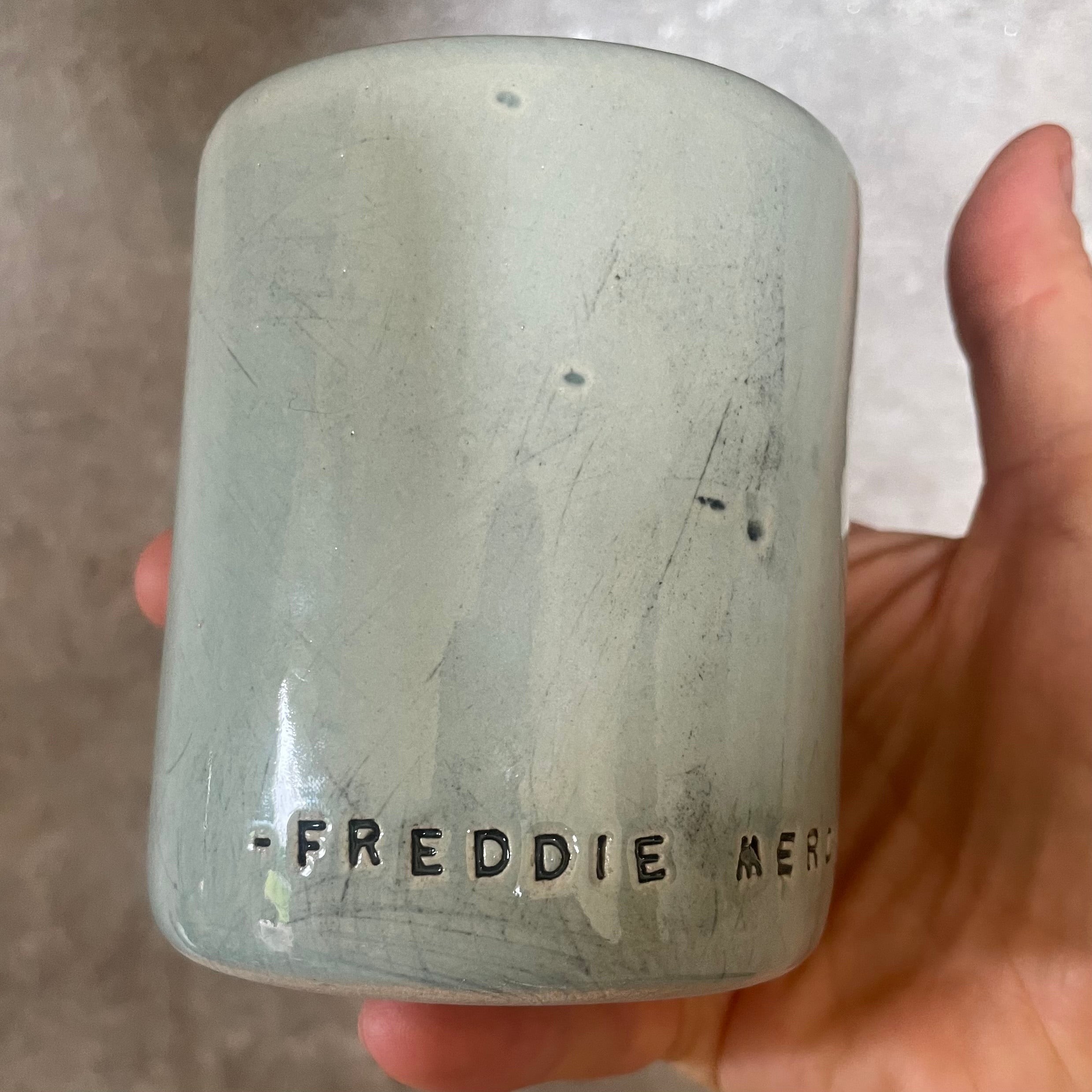 Puodelis su Freddie Mercury citata
