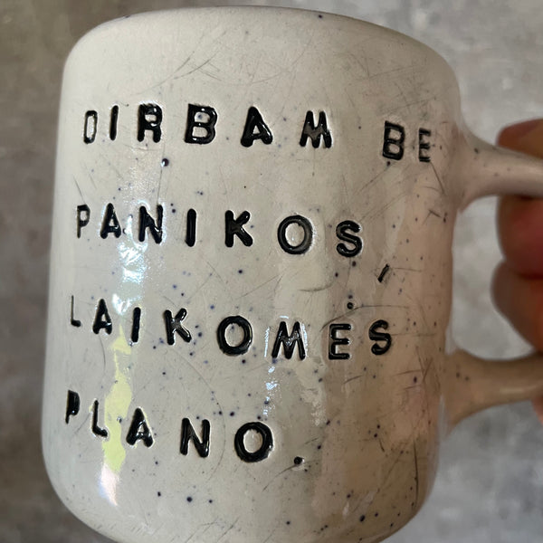 Taškuotas vidutinis puodelis apie darbą