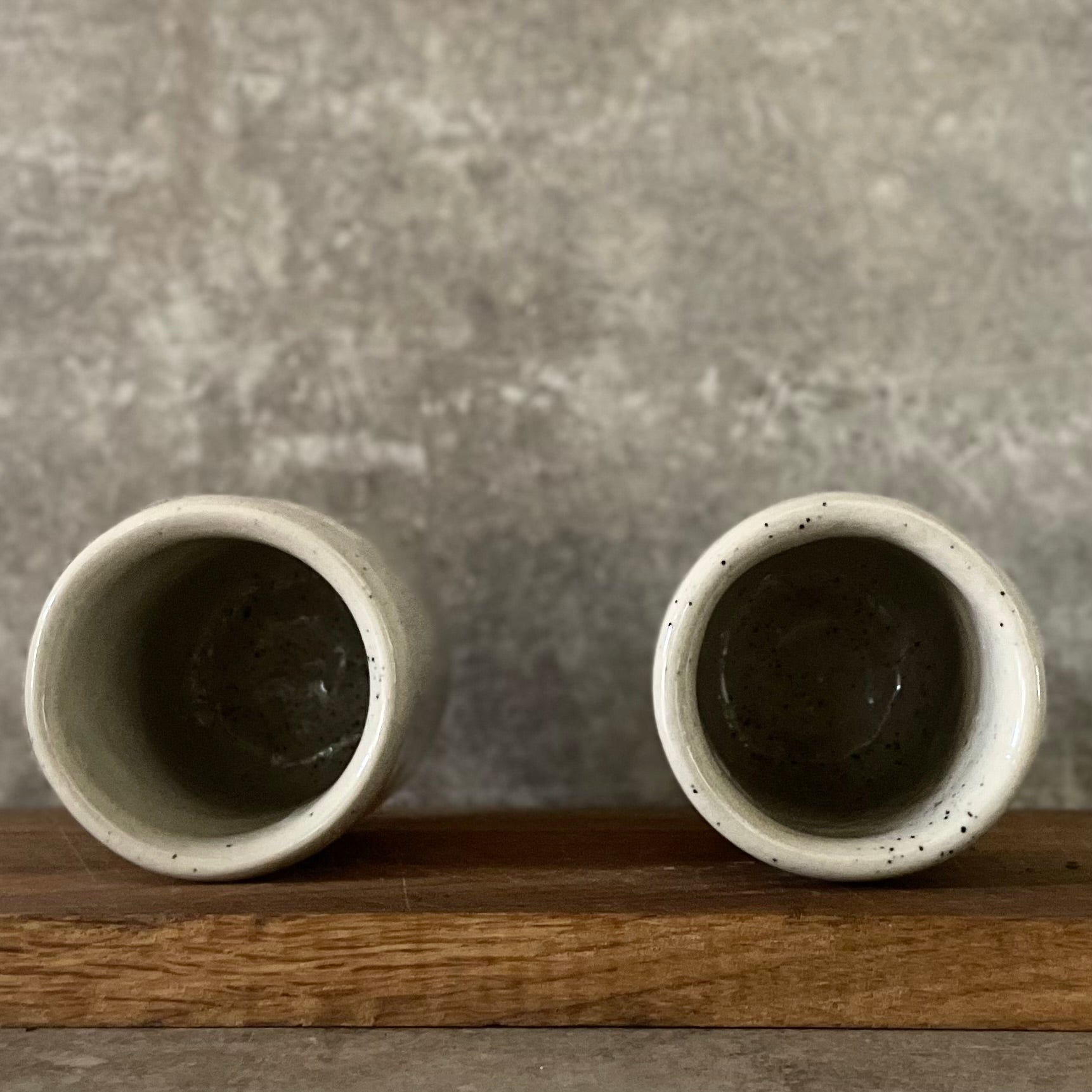 Du maži taškuoti puodeliai 