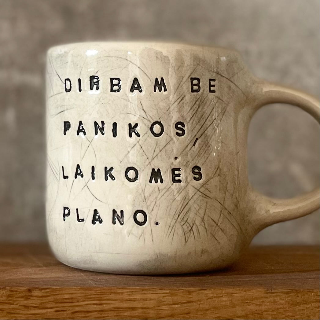 Baltas vidutinio dydžio puodelis apie darbą - toks pat