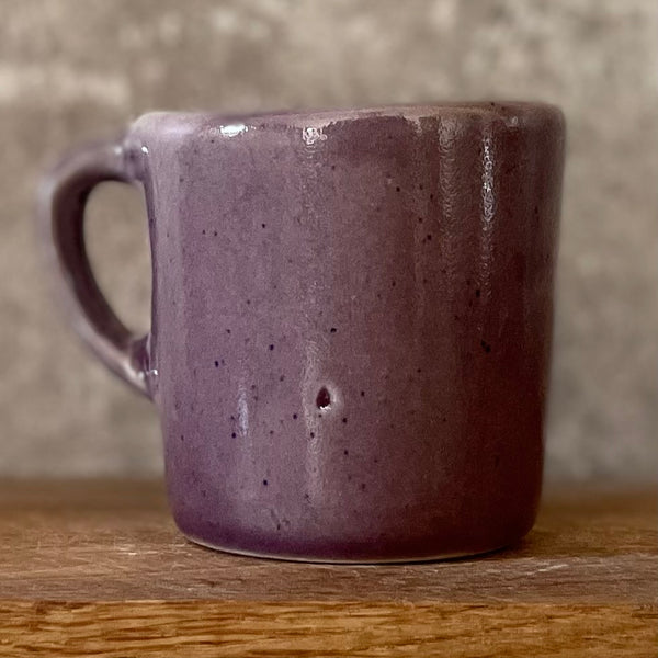 Mažas meilus violetinis puodelis