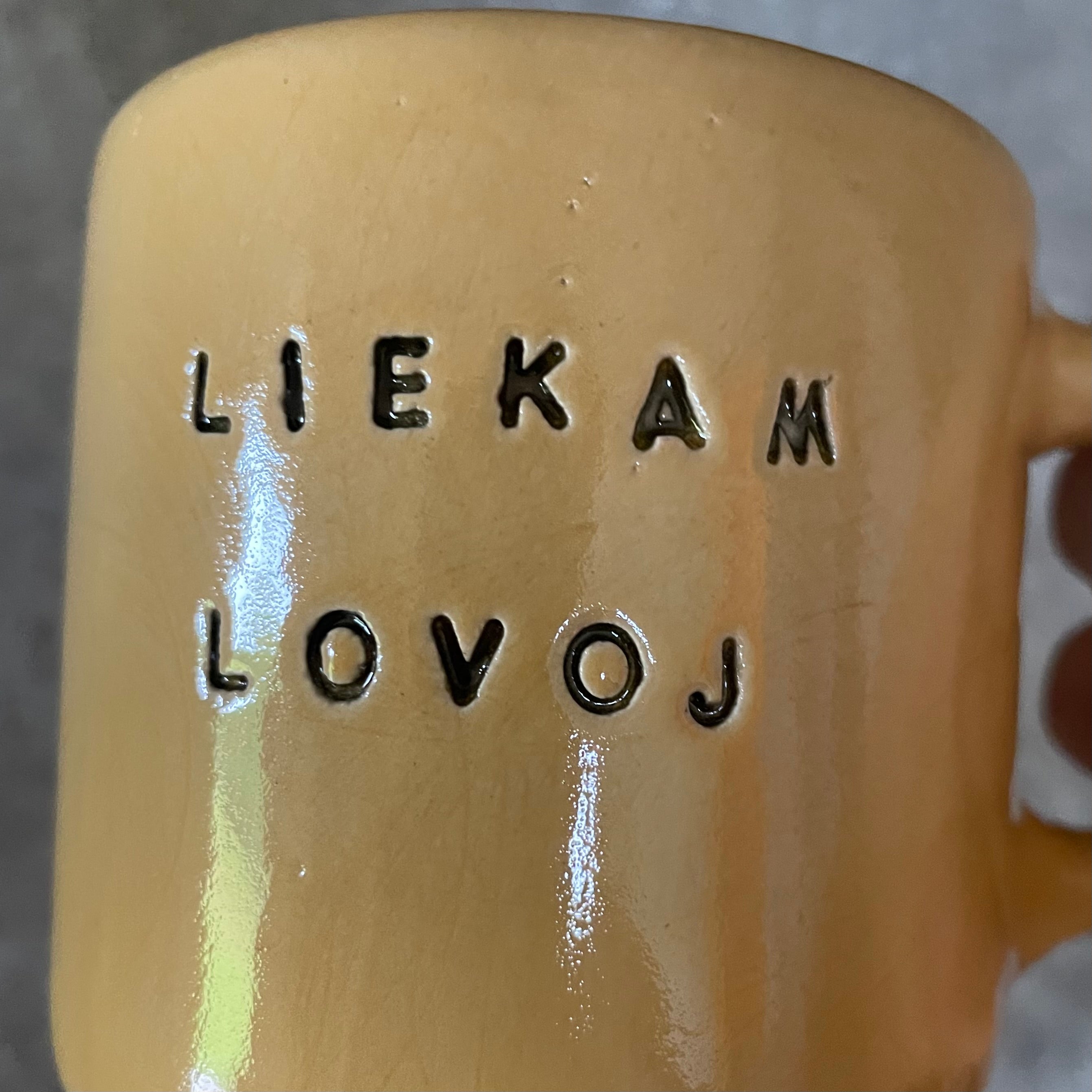 Geltonas puodelis LIEKAM LOVOJ