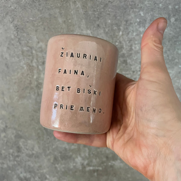Puodelis su smagiu užrašu