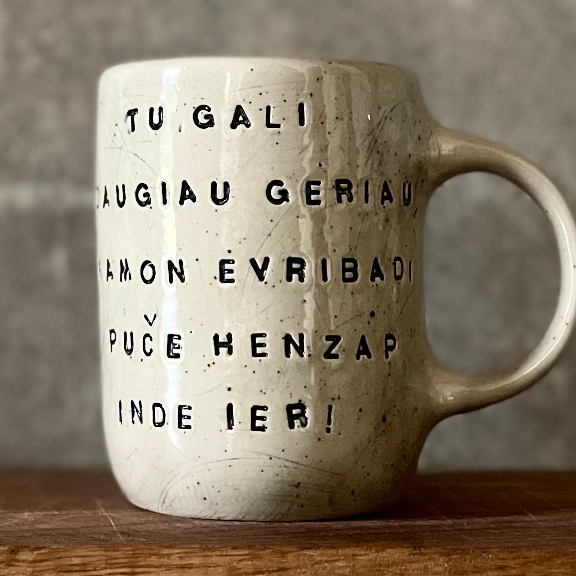 Puodelis su smagiu užrašu