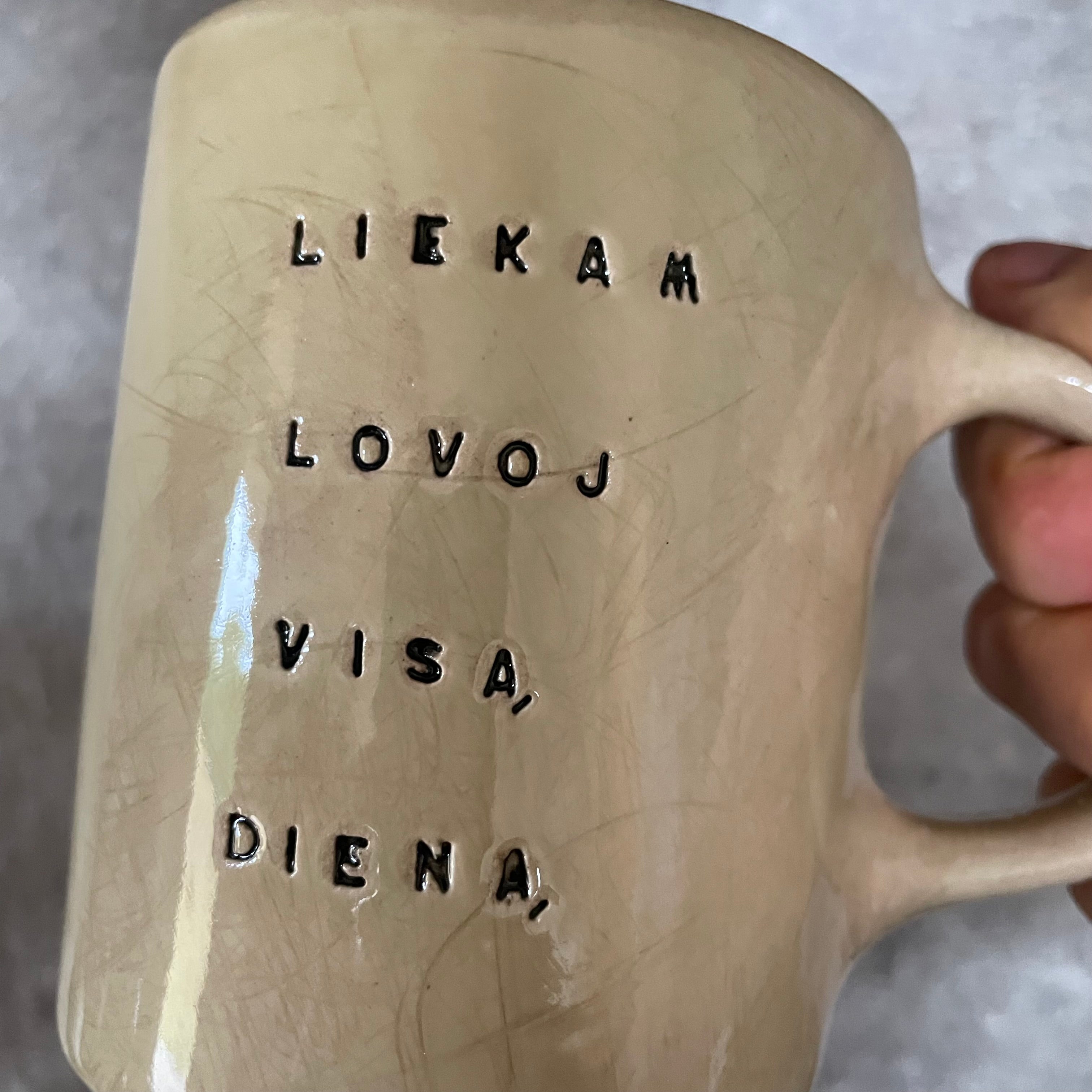 Du dideli meilūs puodeliai