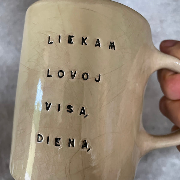 Du dideli meilūs puodeliai