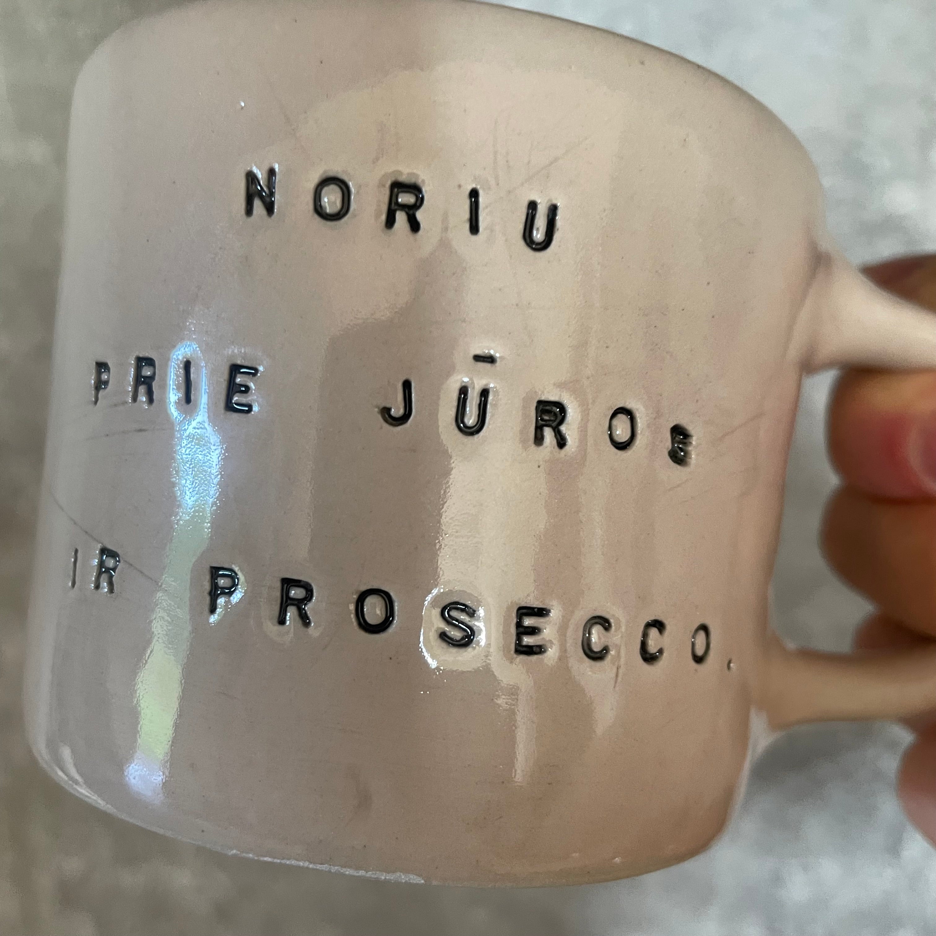 Puodelis su užrašu apie Prosecco