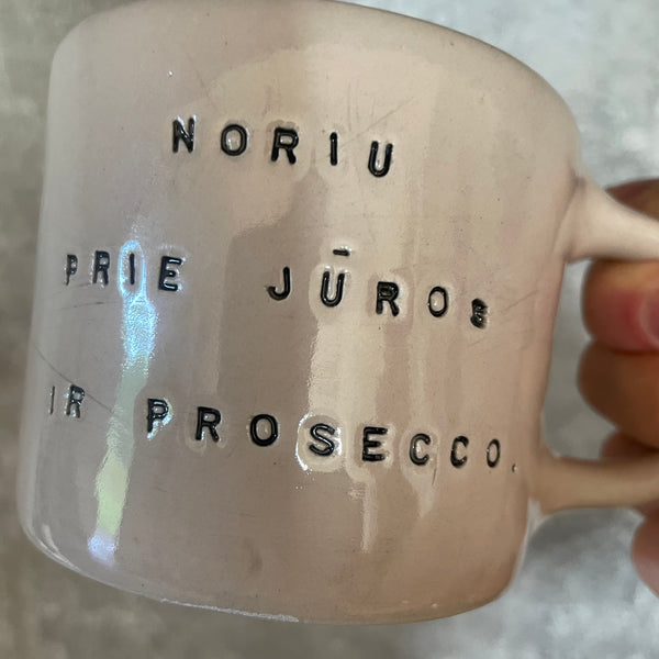 Puodelis su užrašu apie Prosecco