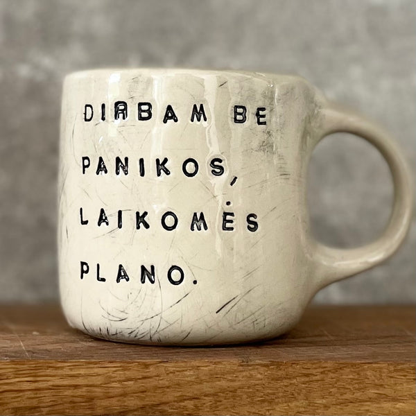 Baltas vidutinio dydžio puodelis apie darbą