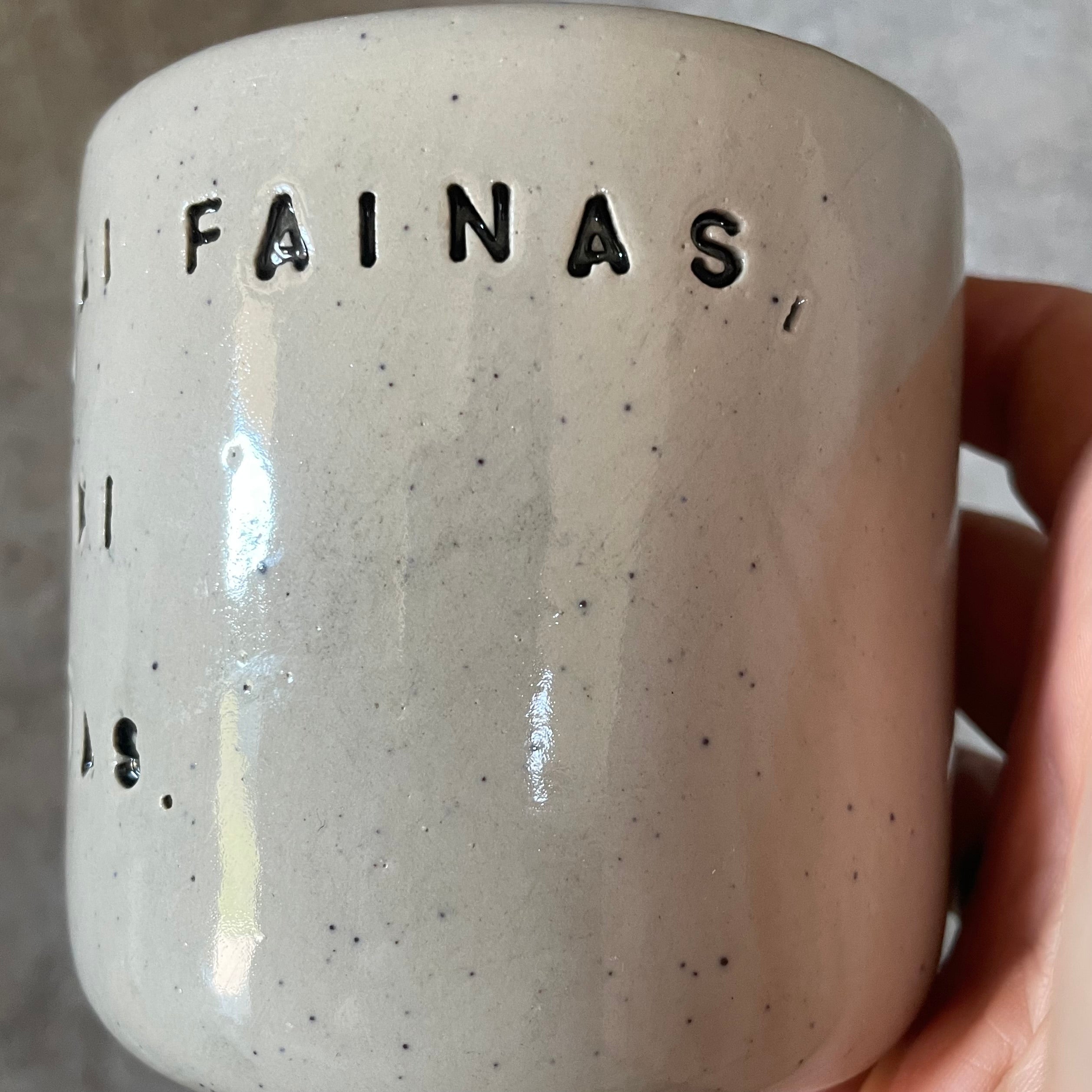 Taškuotas smagus puodelis jam