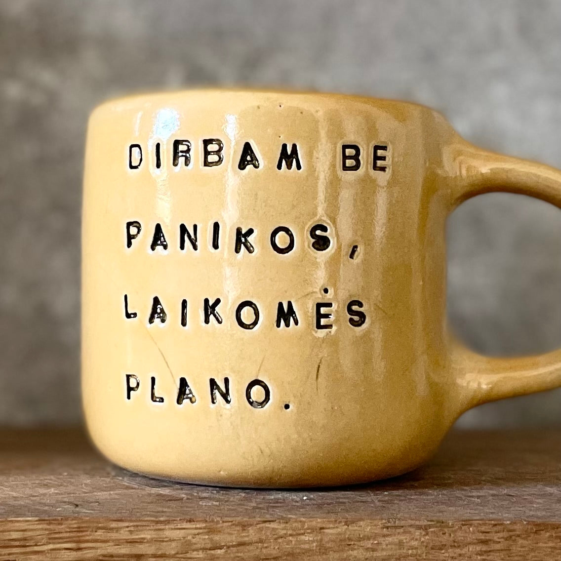 Gelsvas puodelis apie darbą ir planavimą