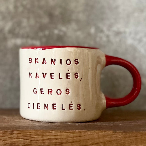 Puodelis su raudona rankena SKANIOS KAVELĖS