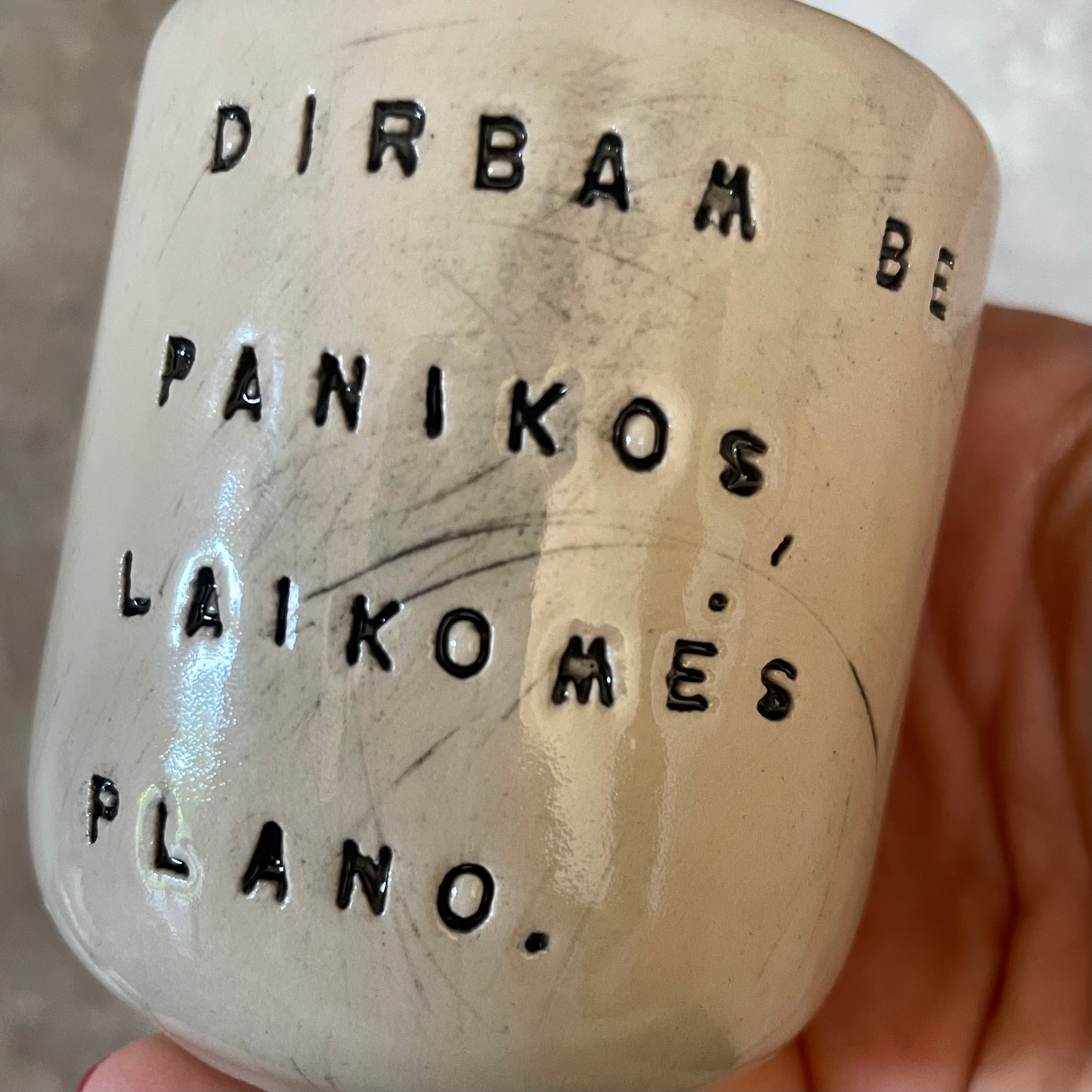 Mažiukai espresso puodeliai su tekstu apie darbą
