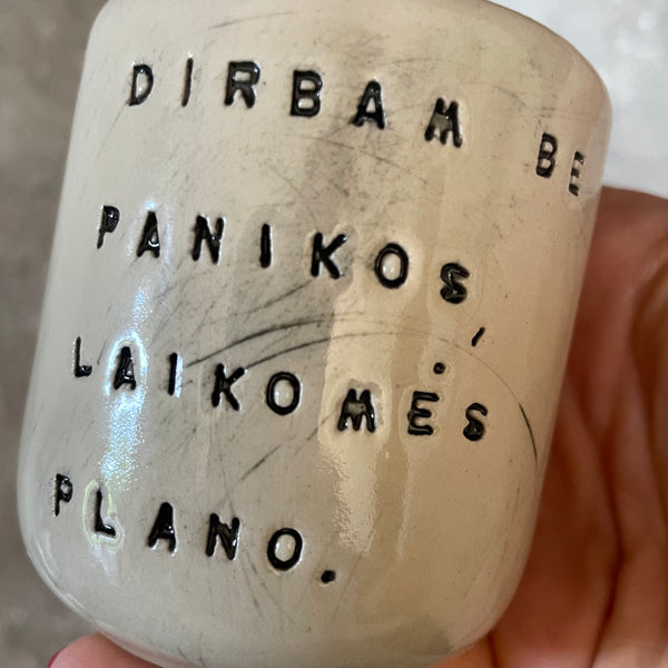 Mažiukai espresso puodeliai su tekstu apie darbą
