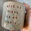 Puodelis be rankenos su dėkingumo žodžiais