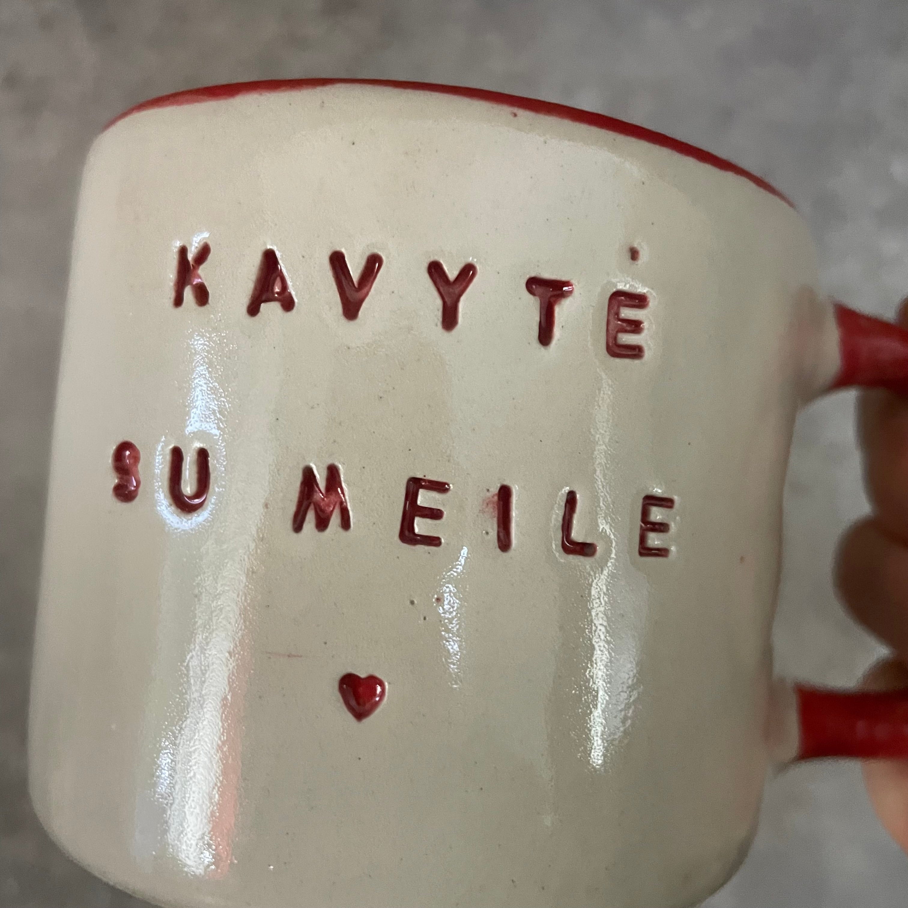 Puodelis su raudona rankena KAVYTĖ SU MEILE