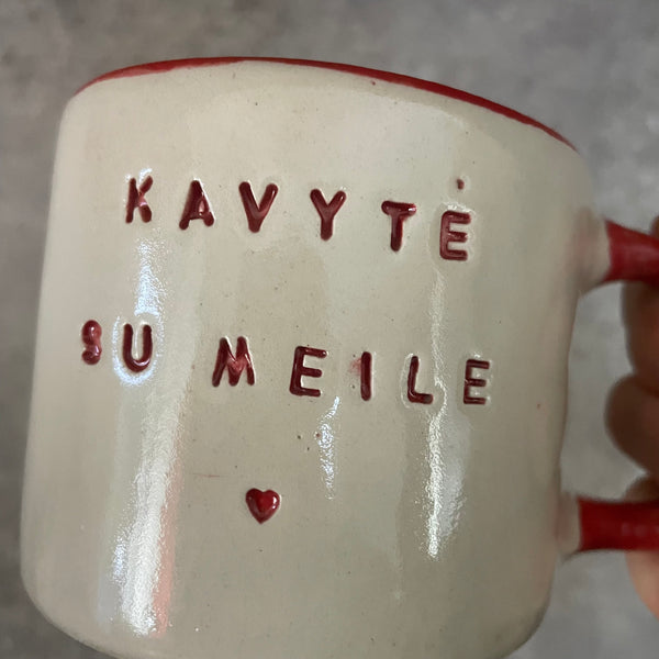 Puodelis su raudona rankena KAVYTĖ SU MEILE