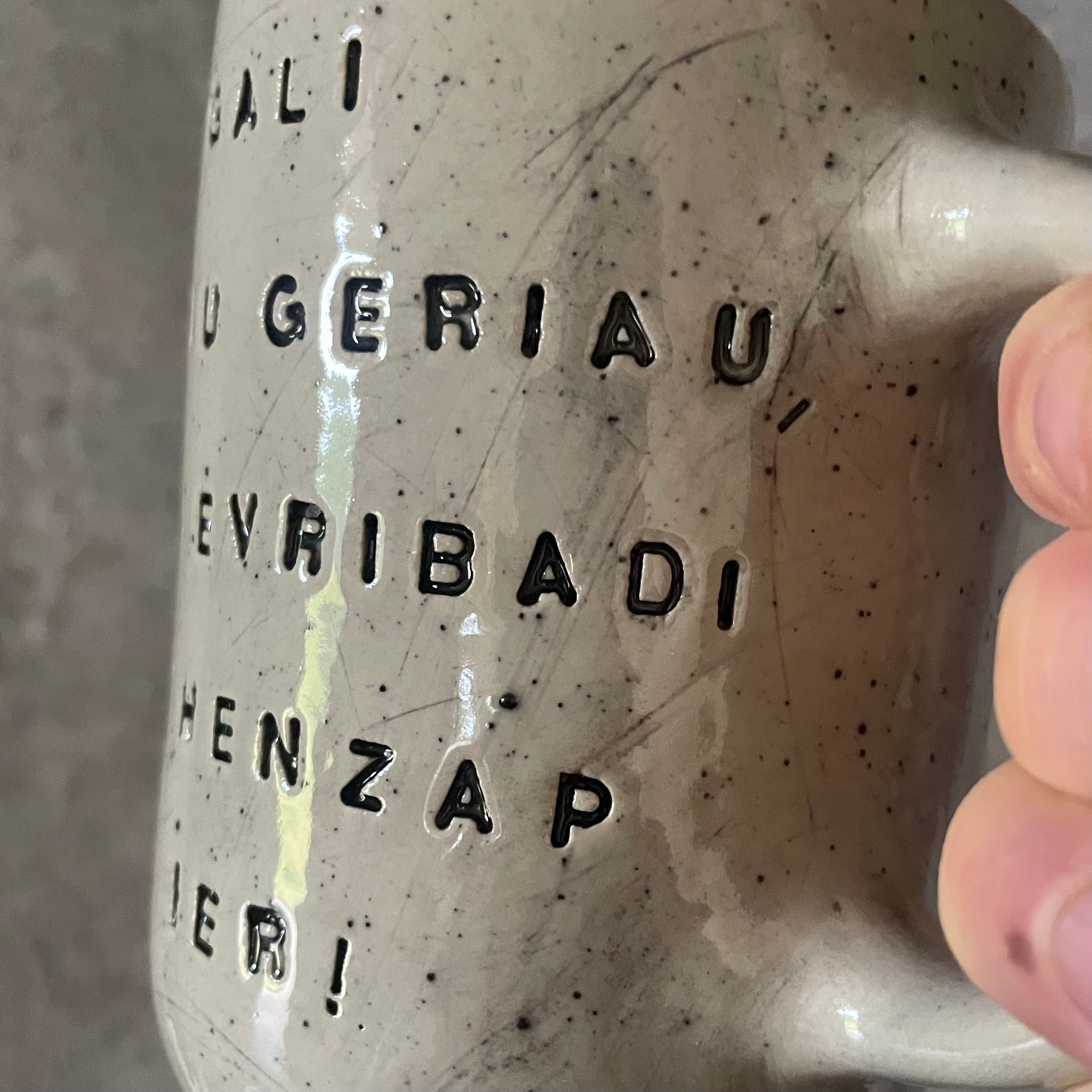 Puodelis su smagiu užrašu