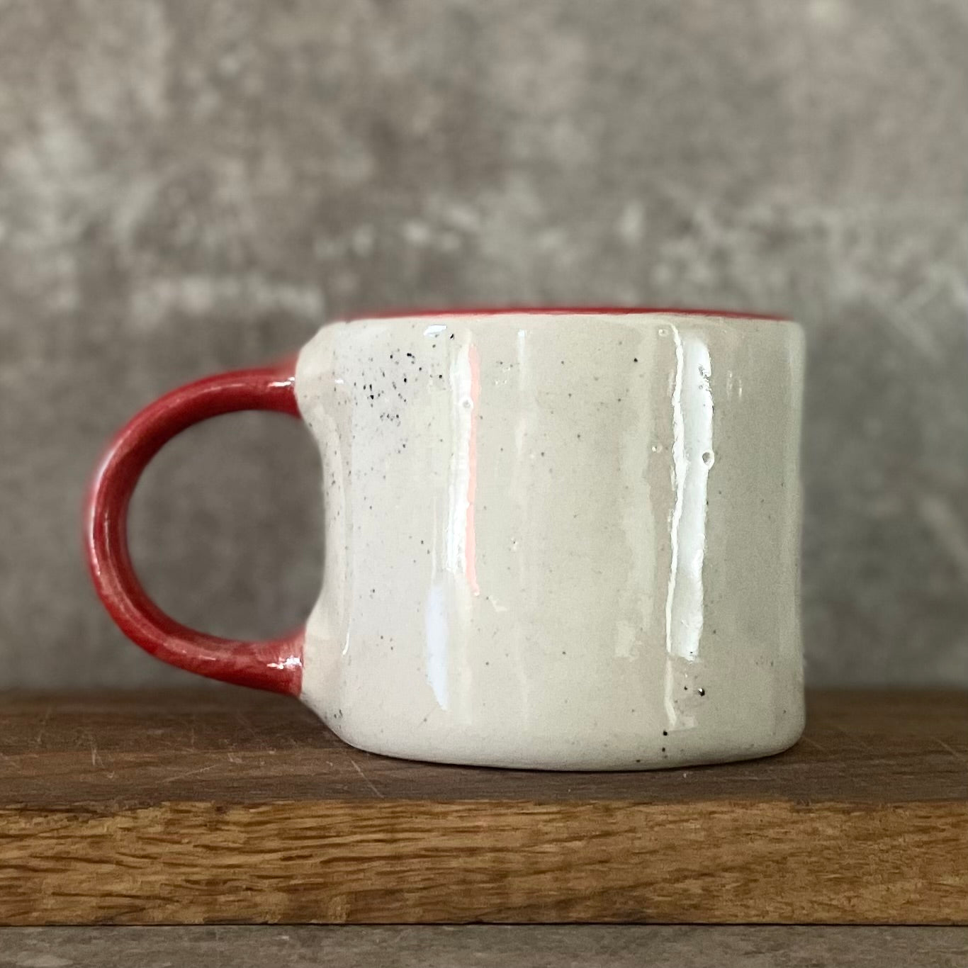 Puodelis su raudona rankena DO MORE