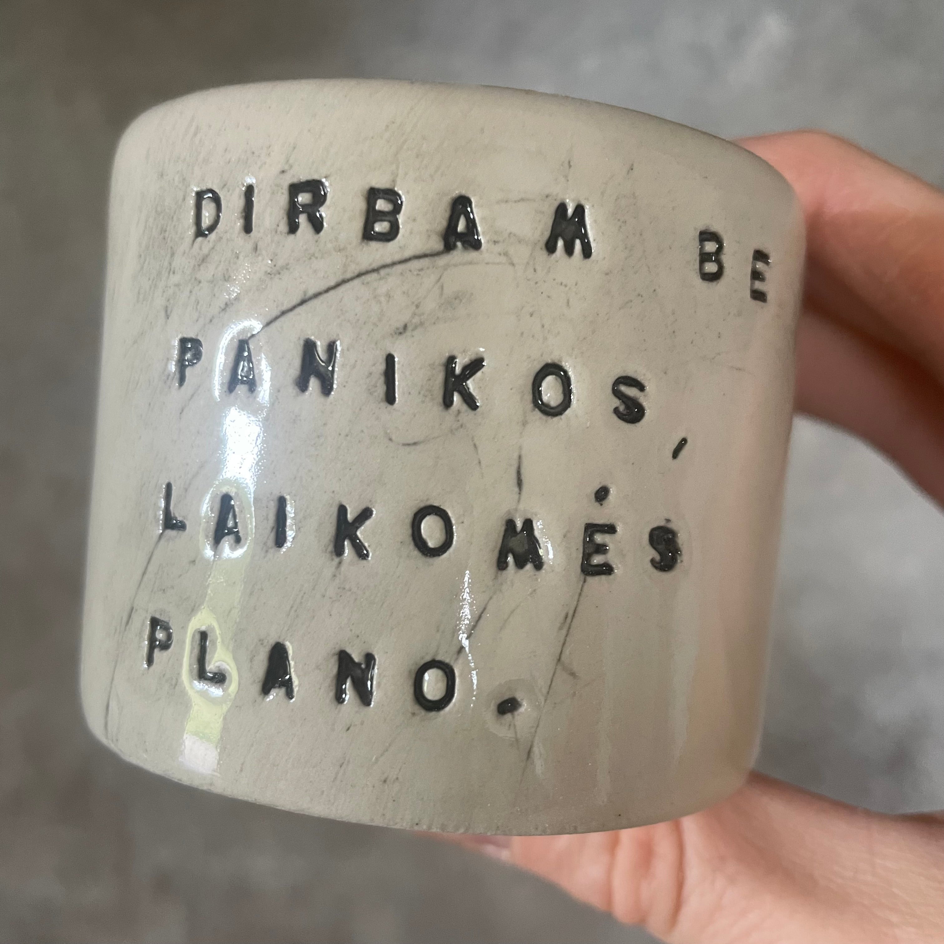 Du maži espresso puodeliai su tekstu apie darbą