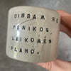 Du maži espresso puodeliai su tekstu apie darbą