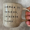 Taškuotas puodelis apie darbą