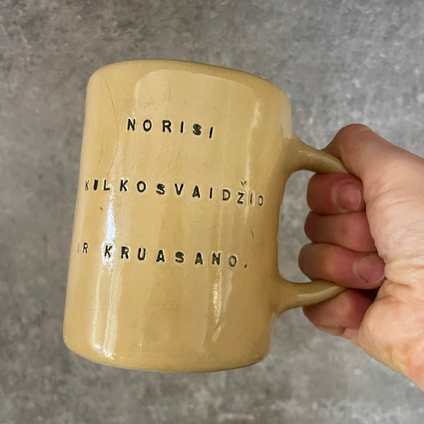 Geltonas puodelis su linksmu užrašu