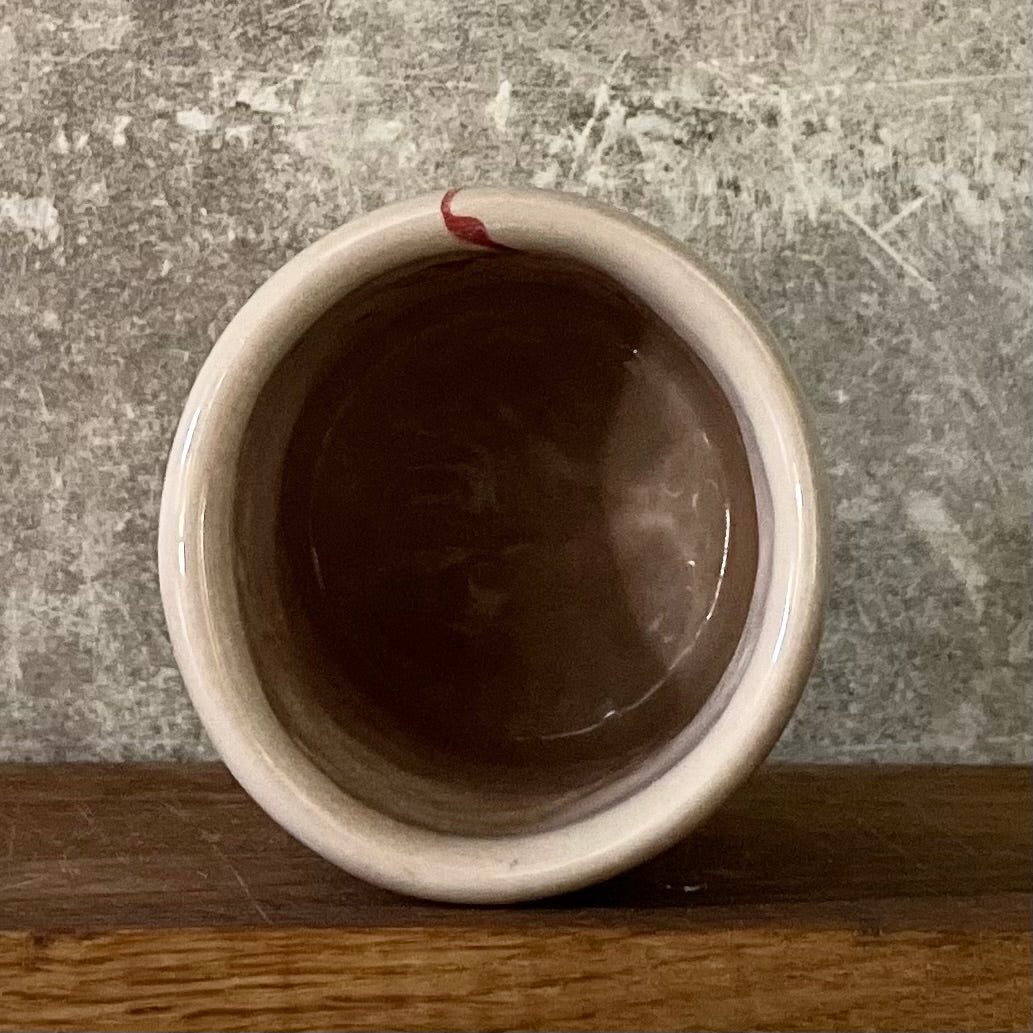 Rausvas gėlėtas puodelis su ilgu tekstu