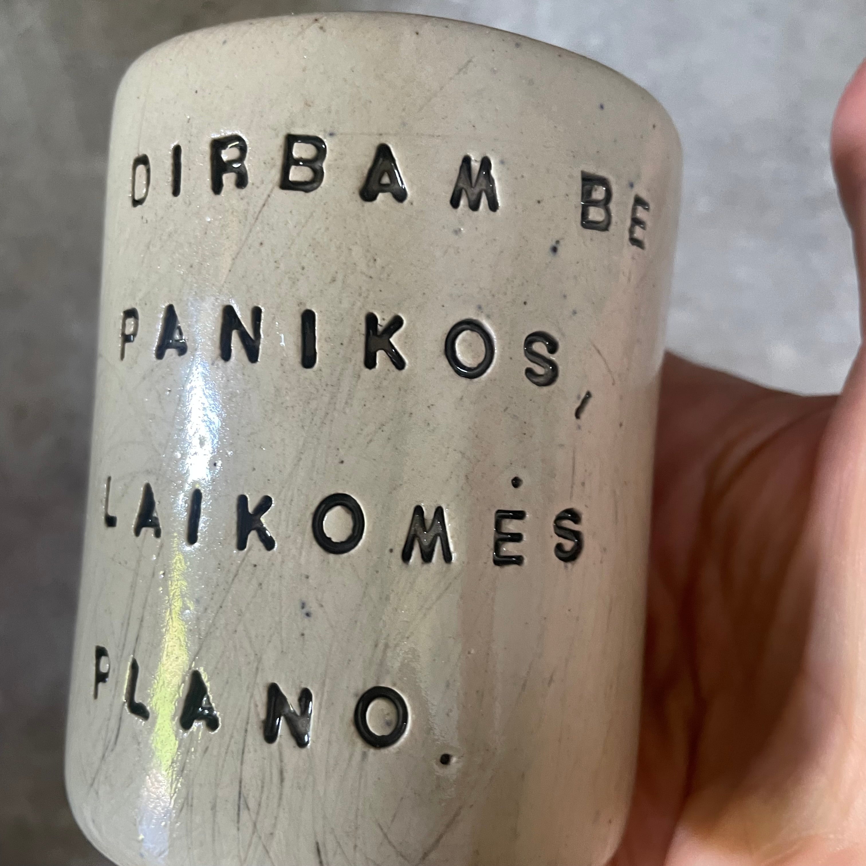 Baltas puodelis be rankenos apie darbą