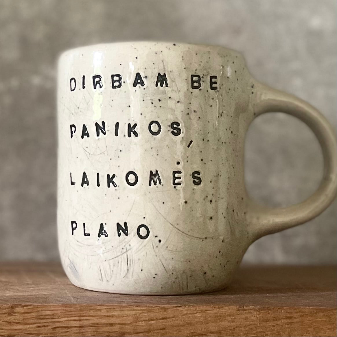 Taškuotas puodelis apie darbą