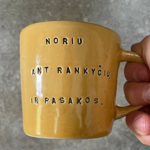 Geltonas puodelis su mielu užrašu